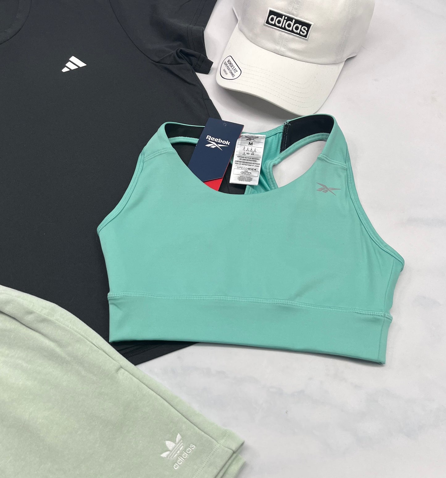 🌴 Top sport : Reebok en tissu qui ne décolore pas stretch confo . Dos tissu qui respire . M et L femme neuf !