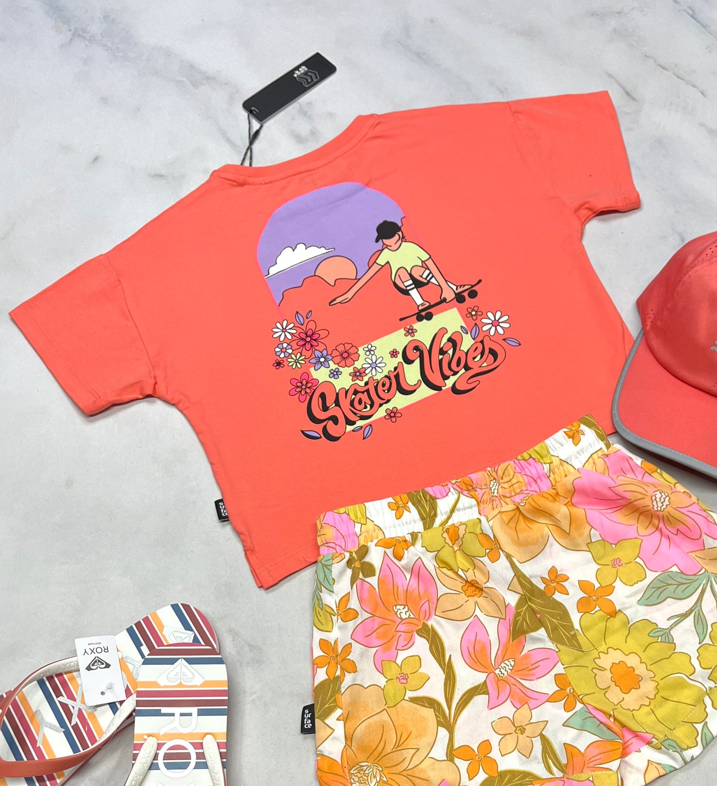 🌼 Manche courte : Surface corail en beau coton stretch . Beau logo au dos . 7 ans fille neuf !