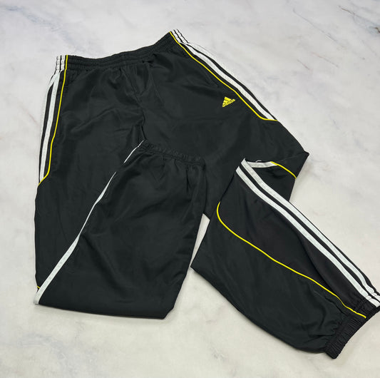 Adidas : Pantalon sport tissu style toile légère   avec filet intérieur . Mou confo comme neuf! 16 ans ado .