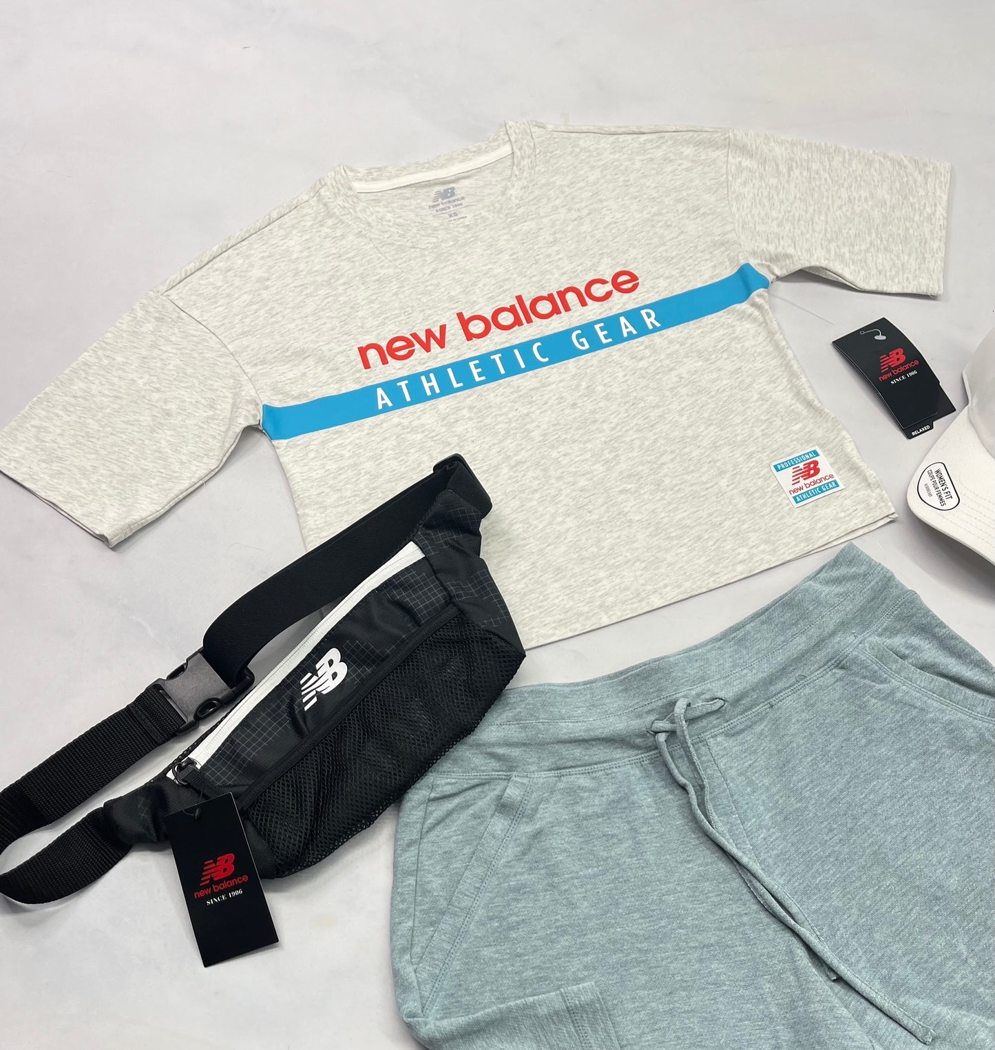 🩵 Manche courte : New Balance XS femme coupe relax ( mi hanche ) . Neuf ! ( beigé / gris ) .