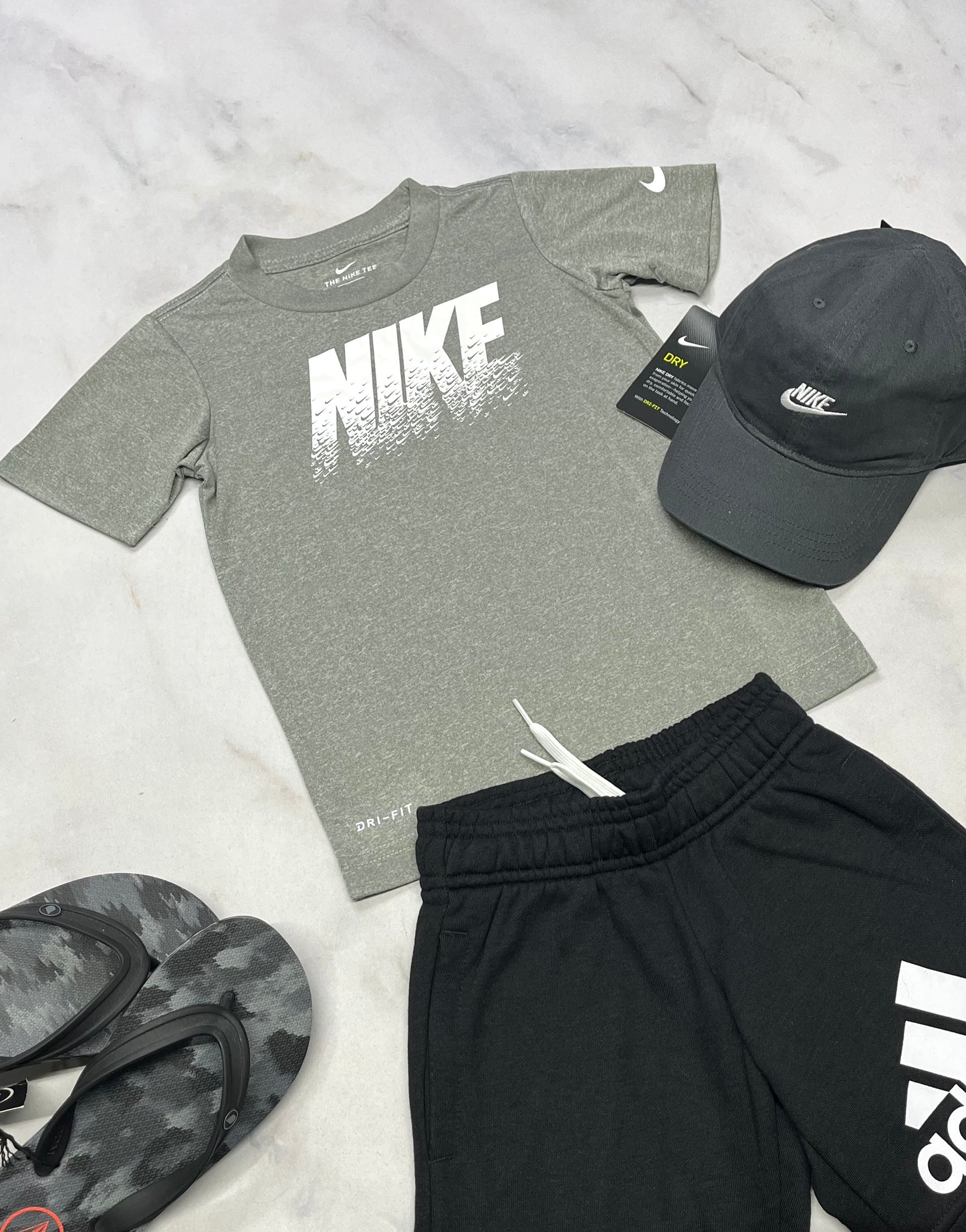 💙 Nike : manche courte gris en tissu de sport neuf ! Fait 3-4 ans garçon.