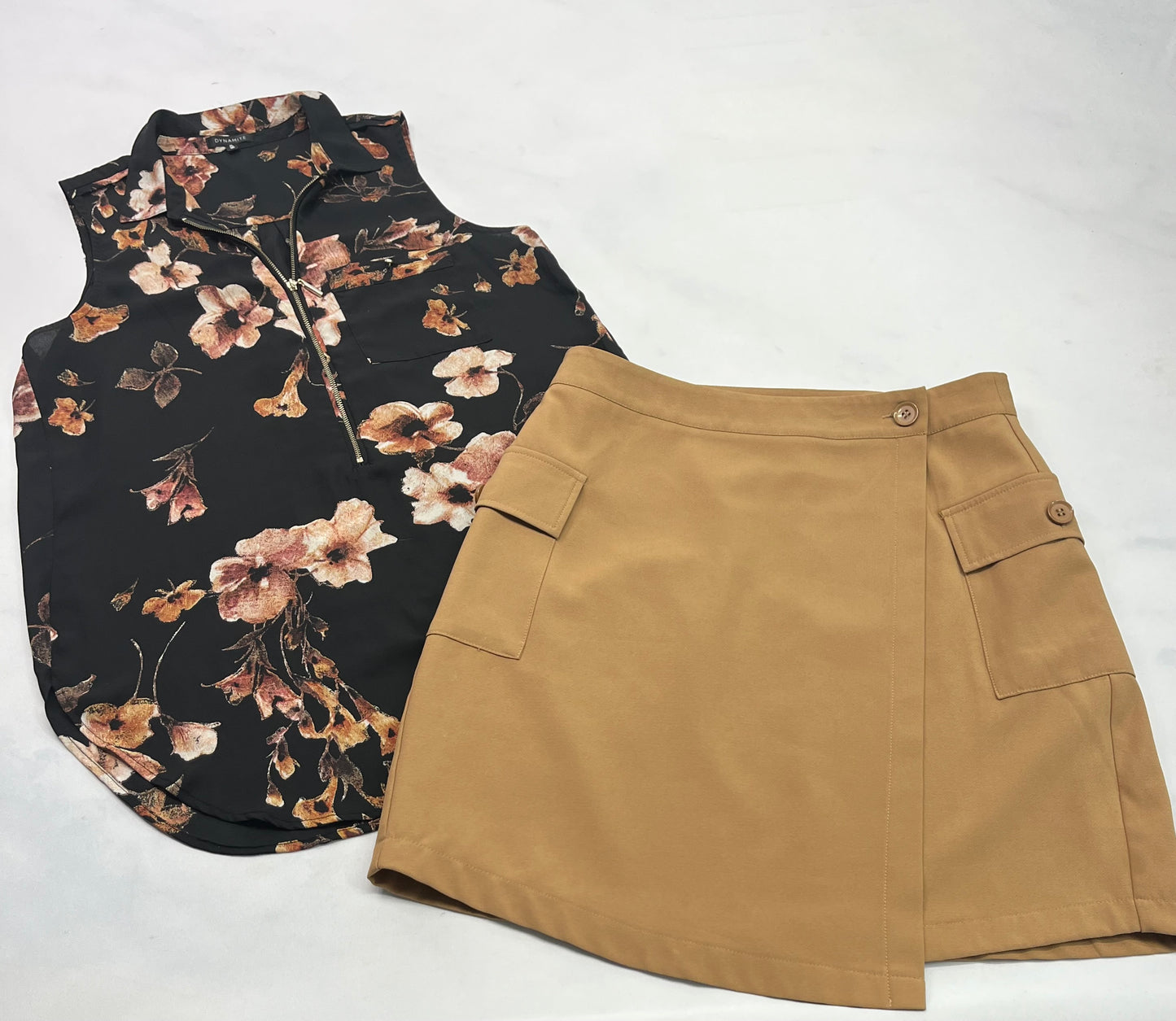 ..Duo comme neuf! Camisole Dynamite avez zip M/ femme (6-7 ans ) comme neuve +..Jupe tissu chic mou M( fait 6-7 ans ) comme neuve .