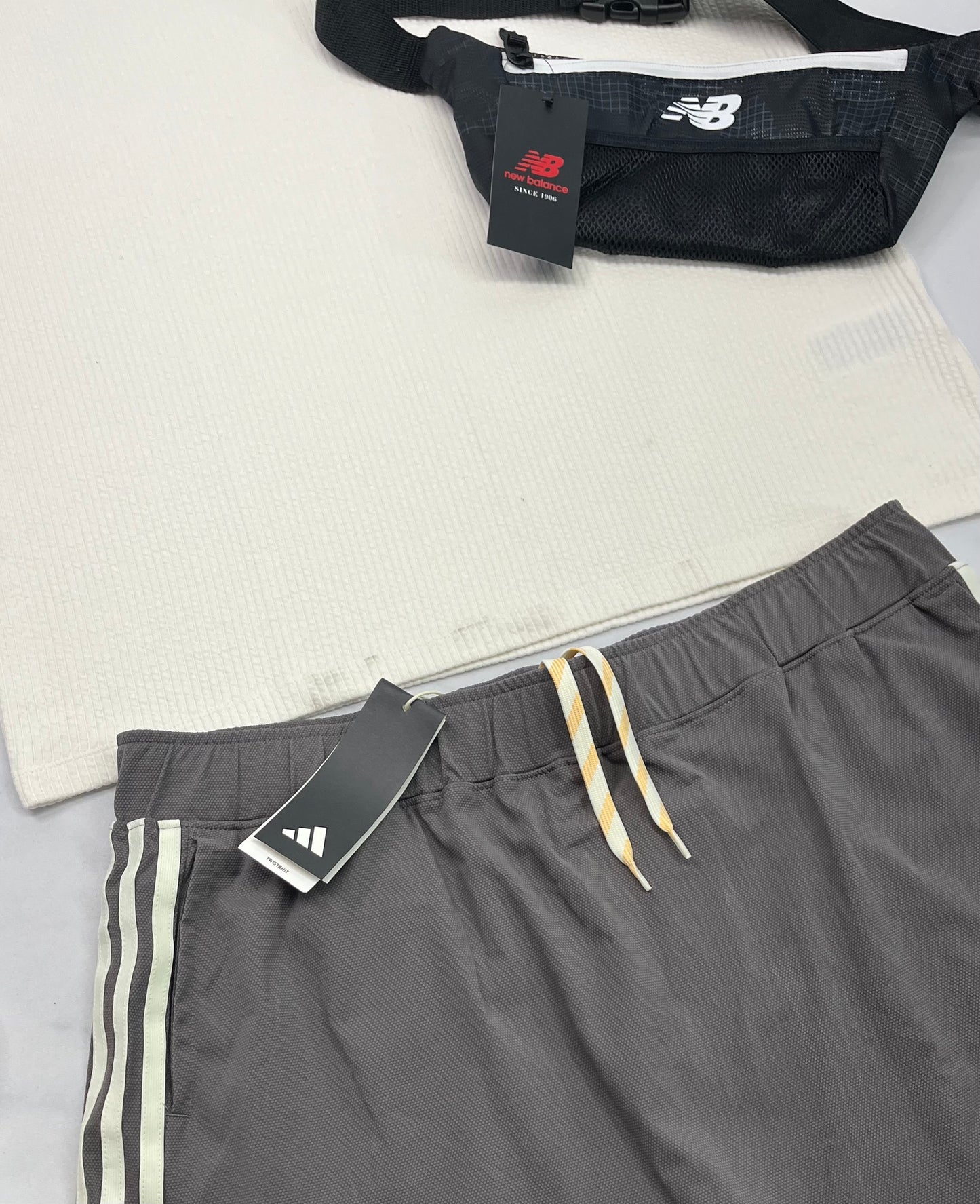 ☀️ SOLDE Manche courte : Adidas crème pâle . Tissu doux texturé stretch qualité ++. Neuf mais saleté grise au bas ( voir dernière photo ) fait XL/ femme .