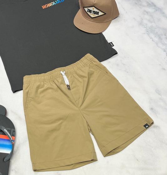 🌵 Bermuda : Quiksilver tissu léger qui sèche rapidement! 8(7-8 ans ) garçon neuf ! Beau logo derrière aussi .