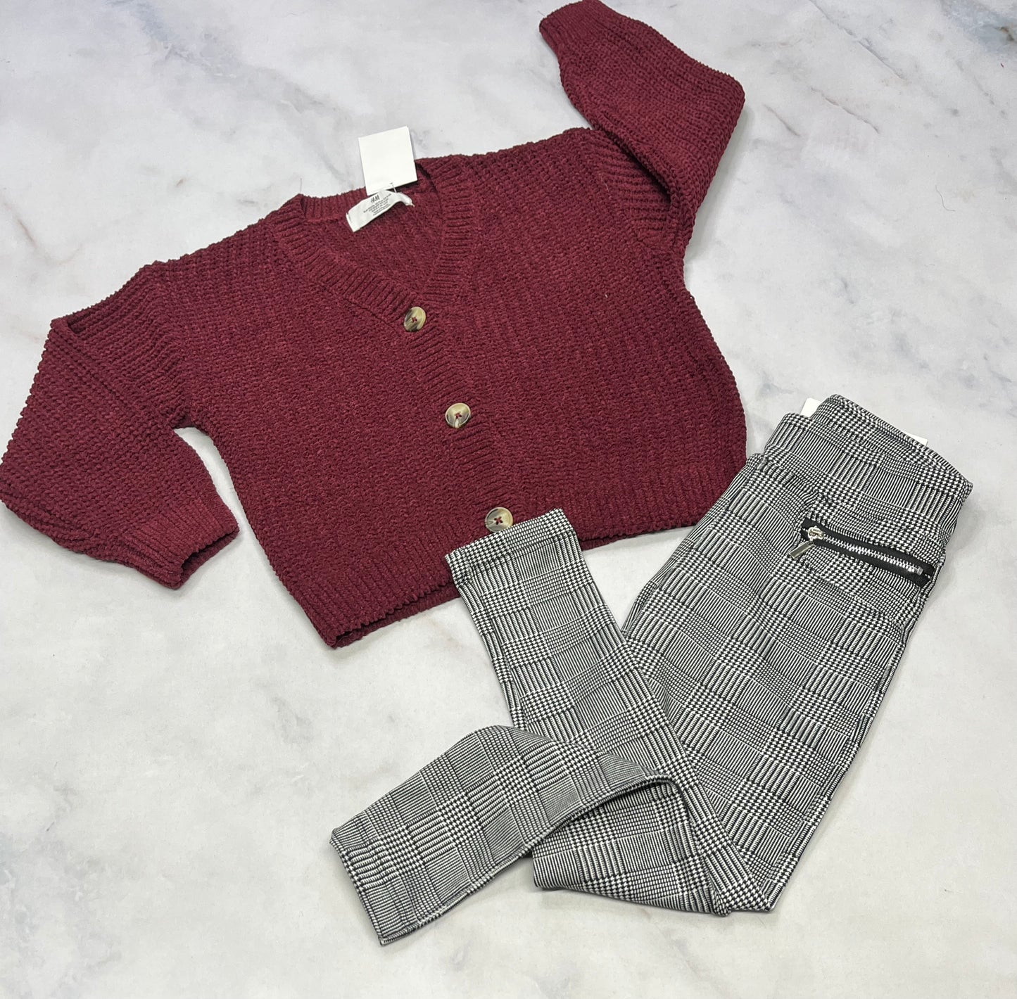 Duo 5 ans neuf! Tricot 5 ans + Jegging stretch zip aux poches neuf + 5 ans .