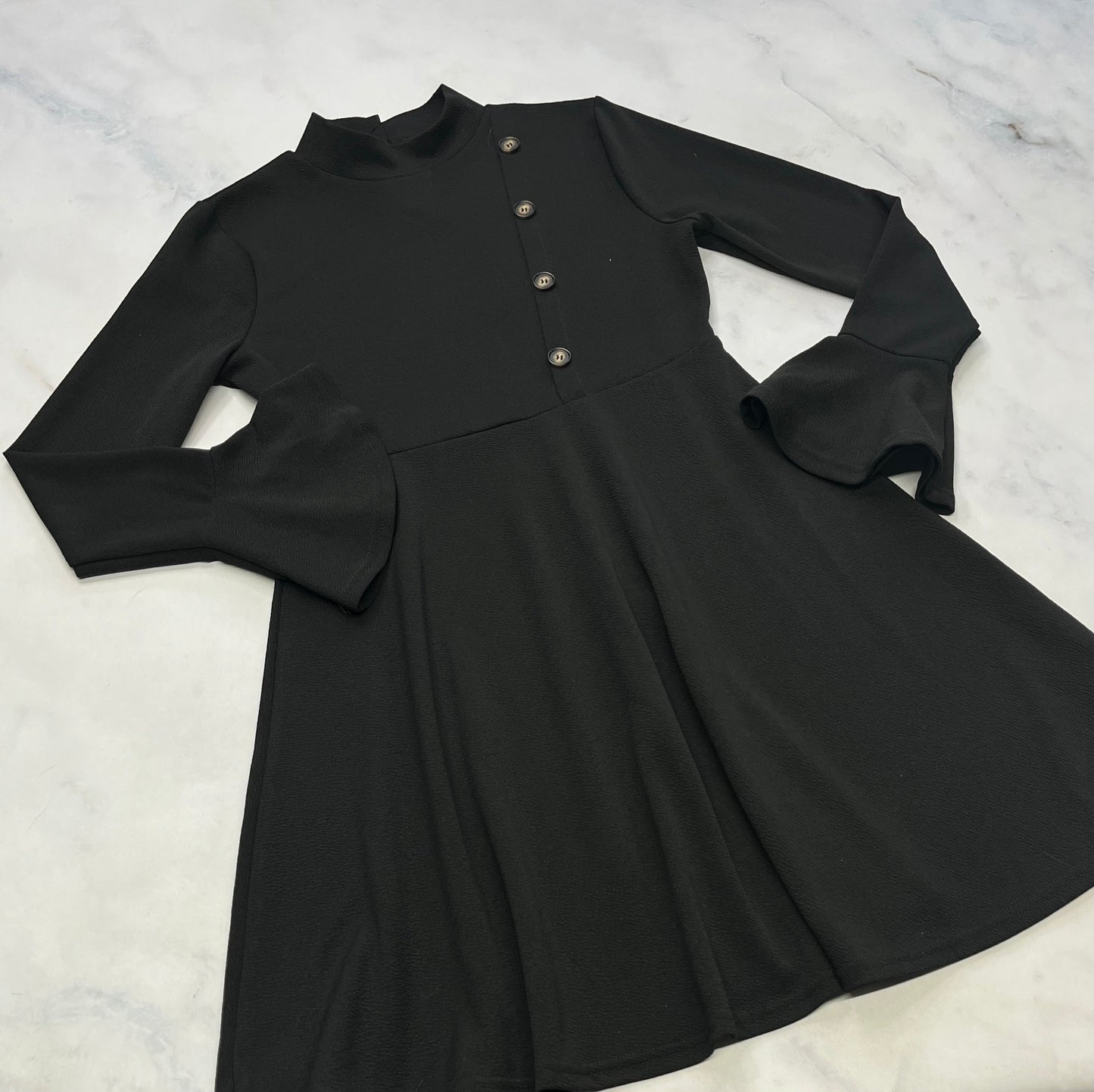 Robe : SHEIN tissu qui ne décolore pas : stretch comme neuve . Fait M/ femme bout de manche tendance évasé .