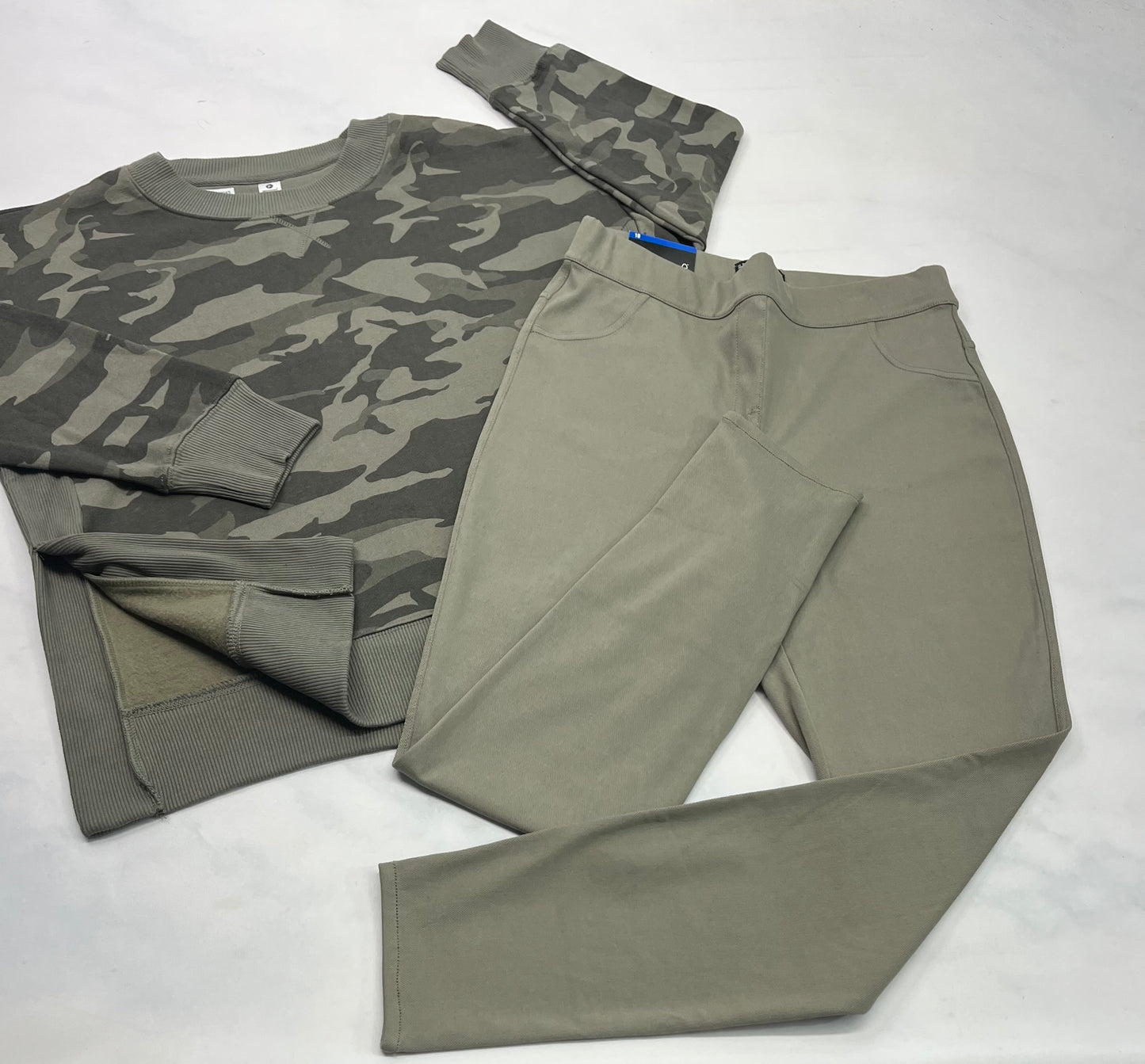 Duo neuf !..Ouaté kaki neuf M/ femme + Jegging stretch verdâtre 10(9-10 ans femme ) neuf!