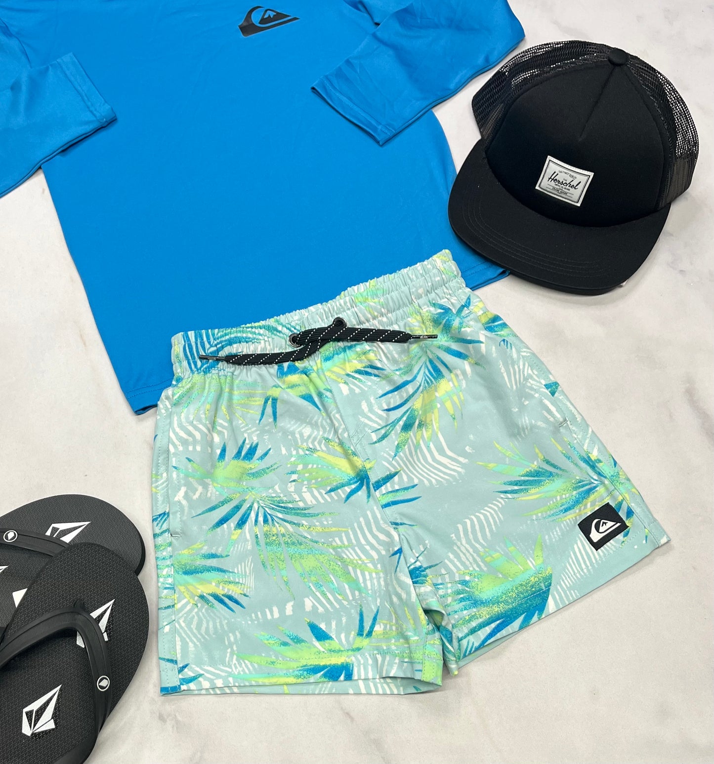 💦 Ensemble maillot : Quiksilver ( 2 pièces)neuf . Chandail maillot 6 ans confo avec  short maillot Quiksilver 6(5-6) ans .
