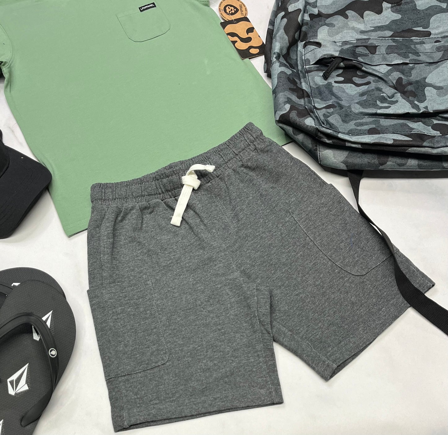 🌿 Short : cargo grise Tag 7(6-7 ans ) neuve .