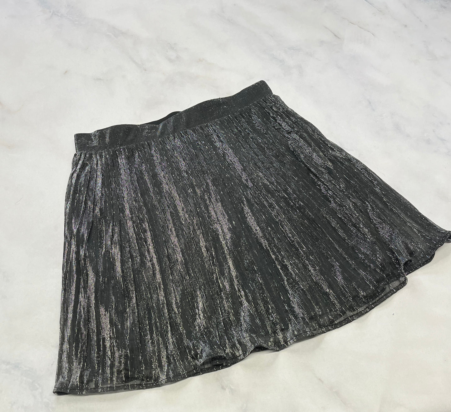 Jupe : brillante grise argenté comme neuve . Doublure int. Fait SM/ femme 6-7 ans