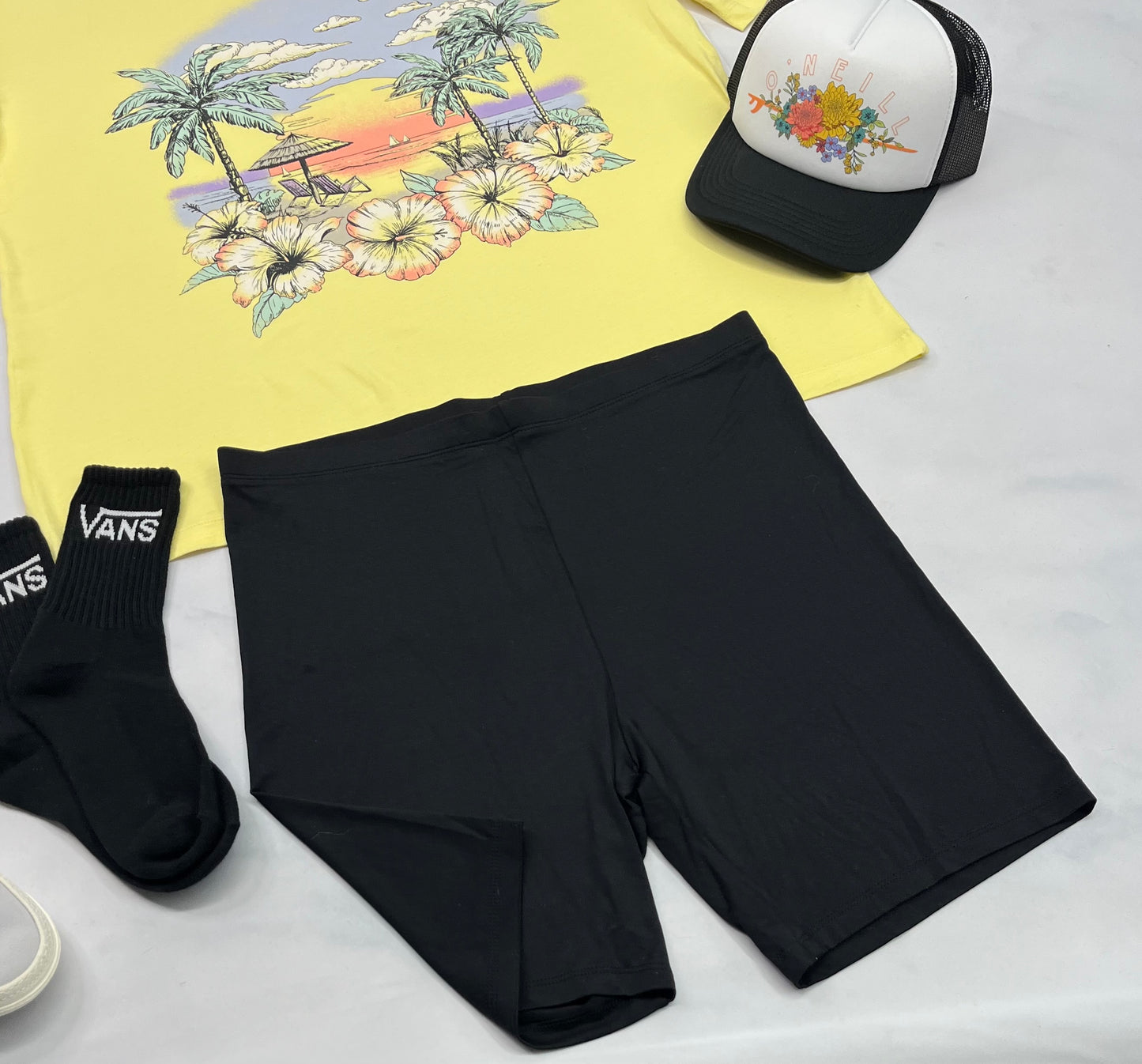🌴 Cuissard : L/ femme mi-cuisses tissu sport léger qui ne décolore pas . Stretch +++. Peu aussi servir de cuissard sous une robe . Neuf