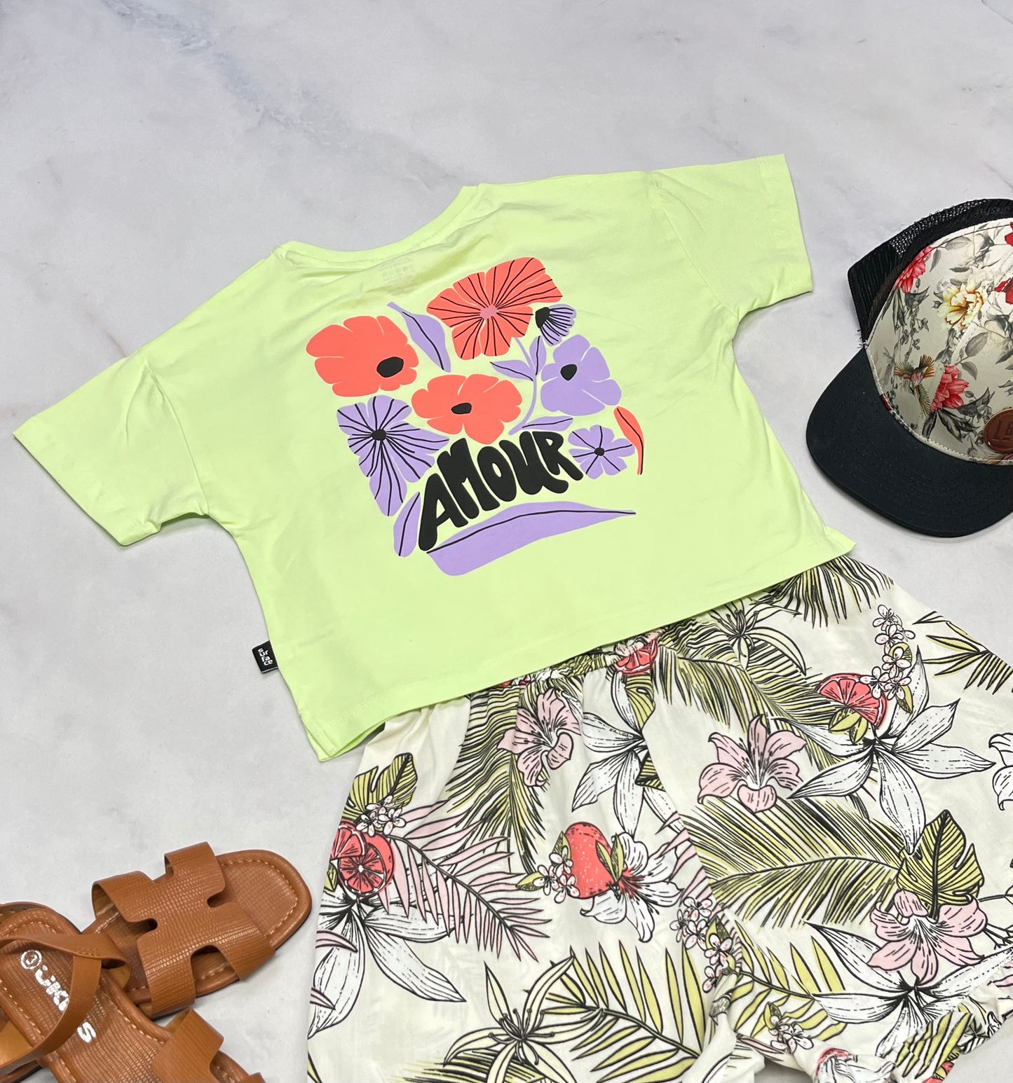 🌵 Manche courte : Surface look mi hanche . Beau logo au dos . 6 ans fille neuf !