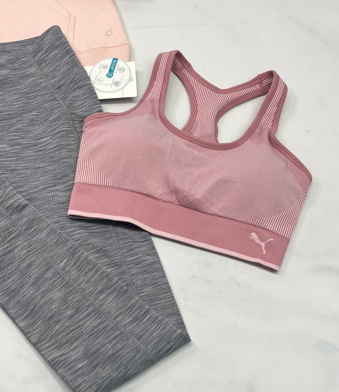 💕 Puma : top sport fait small femme neuf ! Pad intégré amovible .