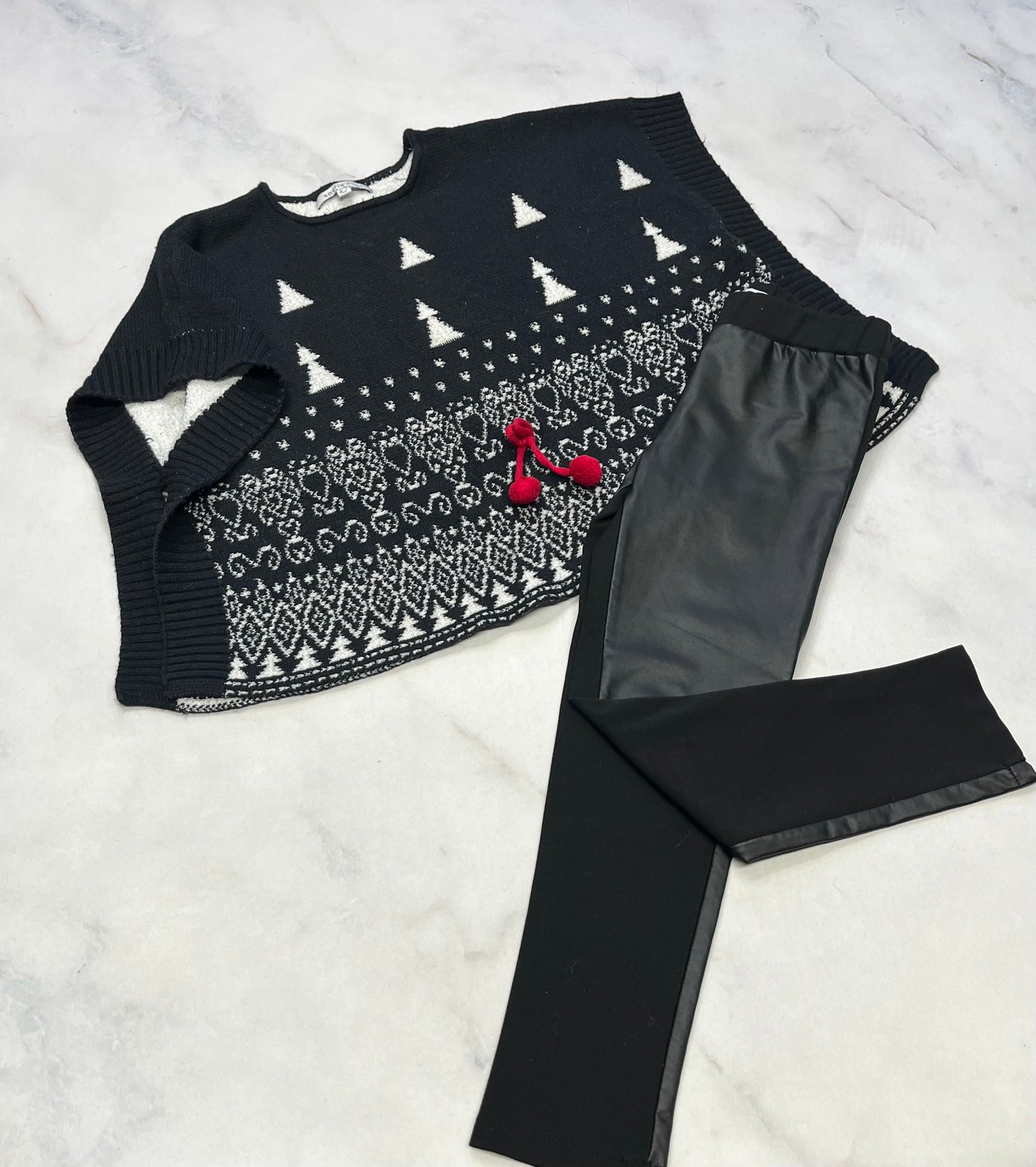 Duo 6 ans : Souris Mini Haut en tricot manche intérgré 6 ans Over size comme neuf ! Fentes sur les côtés . + skinny Jeg. Airoldi 6 ans effet cuir et tissu comme neuf ! 6 ans .