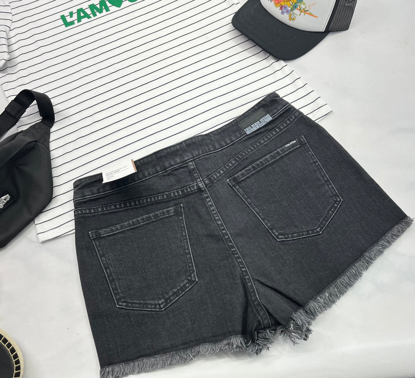 🌴 Short : jeans VOLCOM look lacés au devant . Taille basse hyper  tendance . Fait M/ femme (7-8 ans )