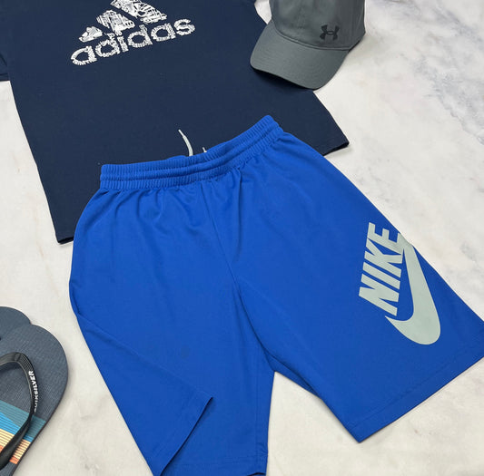 💫 Solde : Bermuda Nike en tissu de sport imparfait .. 1 ombrage flou au devant et 2 point noir au dos . Aucune mailles . 12-13 ans garçon