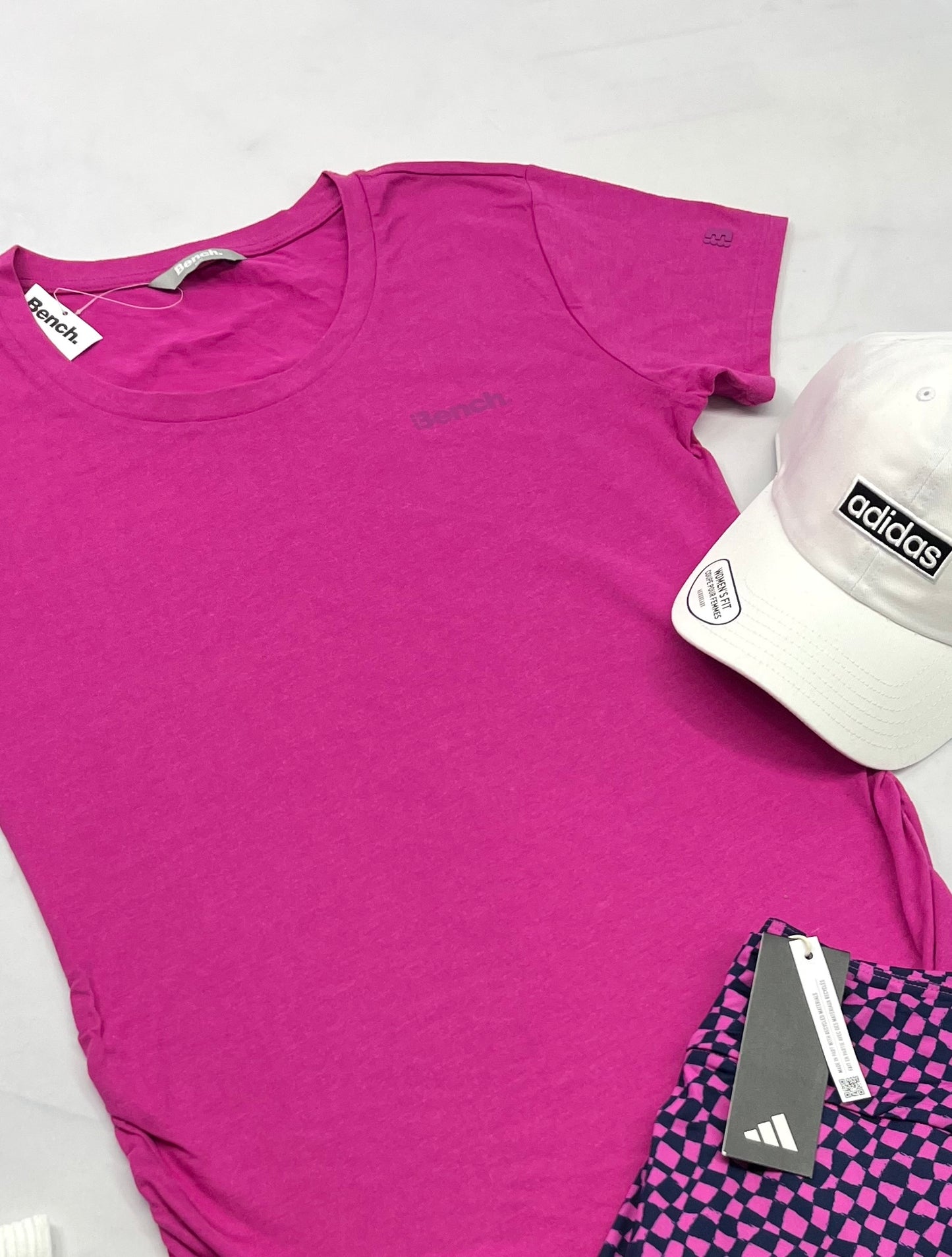 🤩 Manche courte : BENCH rose logo ton sur ton au devant et sur une manche . Soft confo . Stretch au bas de chaque côtés . Fait S/ femme neuf  .