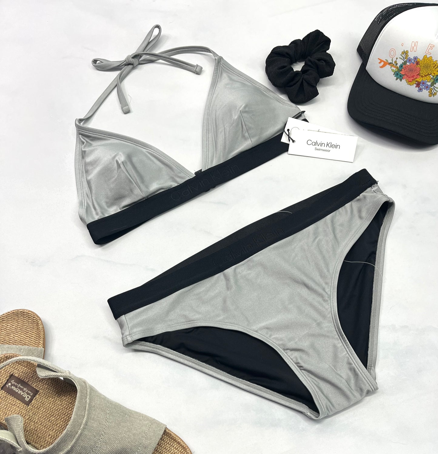 💦 Duo Maillot : Calvin Klein gris nacré neuf ! XL( fait L/ femme ) neuf ! Écrit Calvin Klein sur les bandes noirs ton sur ton . Qualité ++ .