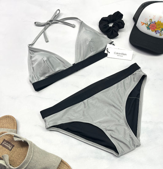 💦 Duo Maillot : Calvin Klein gris nacré neuf ! XL( fait L/ femme ) neuf ! Écrit Calvin Klein sur les bandes noirs ton sur ton . Qualité ++ .