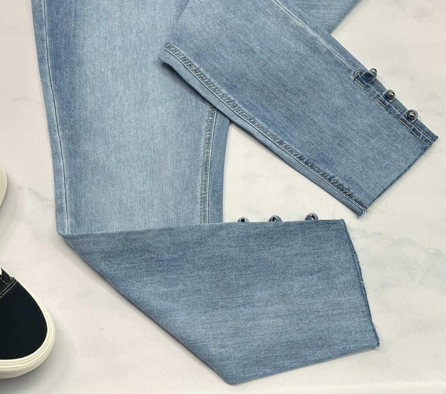 🩵 Jeans cheville : hyper mou et stretch . Beaux détails au bas . 32/12 ans femme comme neuve .