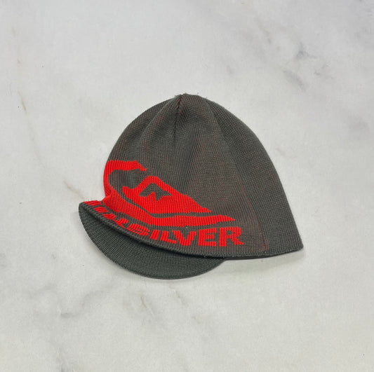 Quiksilver : Tuque charcoal avec bande au devant style casquette . Comme neuve . Fait pour enfant 5-6-7 ans .