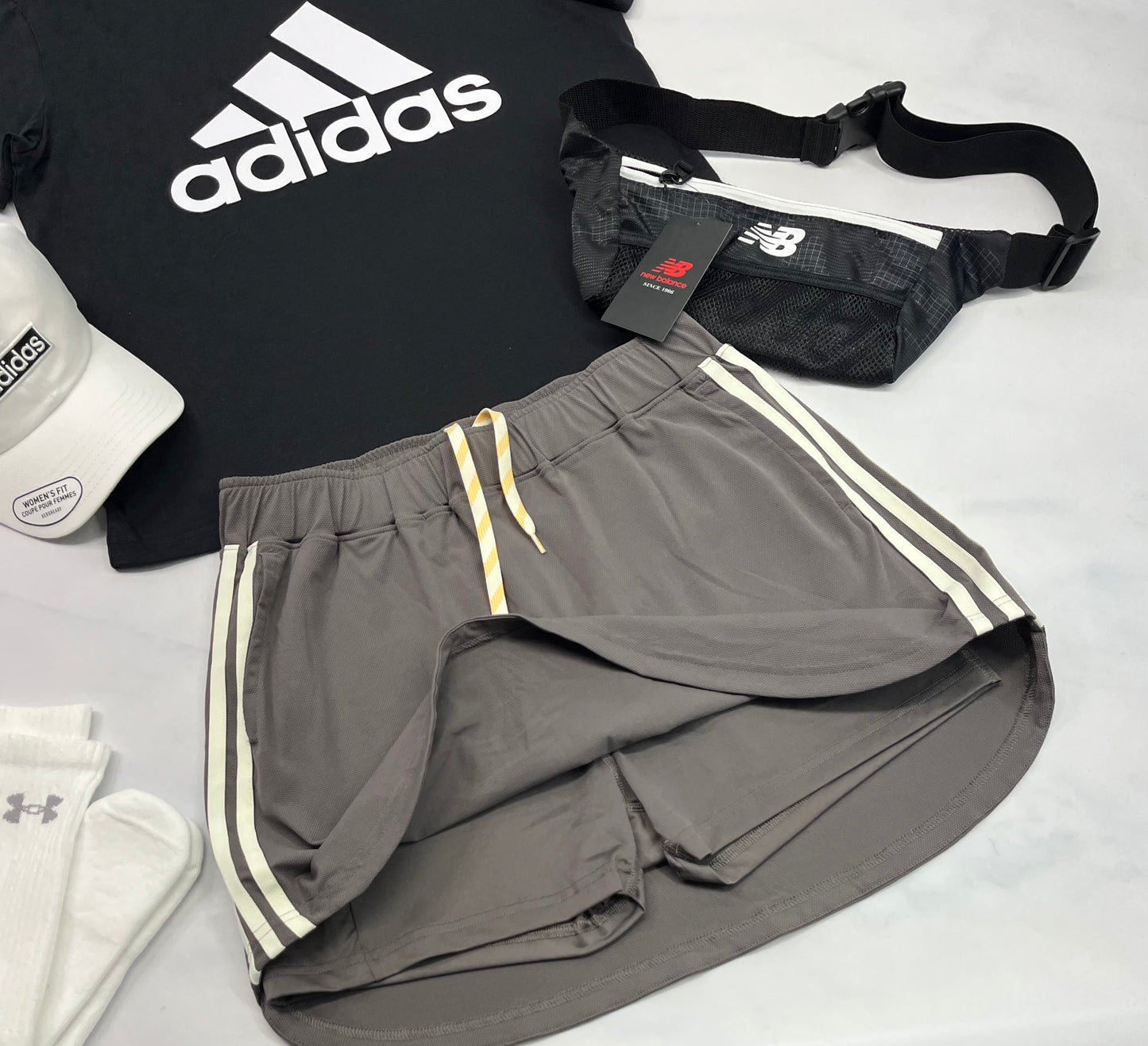 🌿 Jupe sport : Adidas sous cuissard stretch intégré . Molle confo . ( longueur mi cuisse en vrai ) Couleur café incroyable neuve !M/ femme
