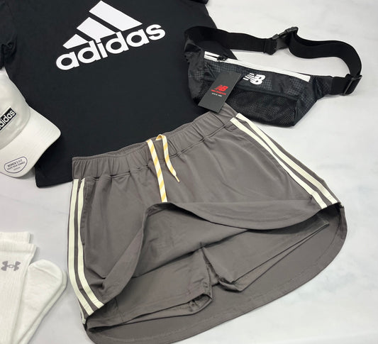 🌿 Jupe sport : Adidas sous cuissard stretch intégré . Molle confo . ( longueur mi cuisse en vrai ) Couleur café incroyable neuve !M/ femme