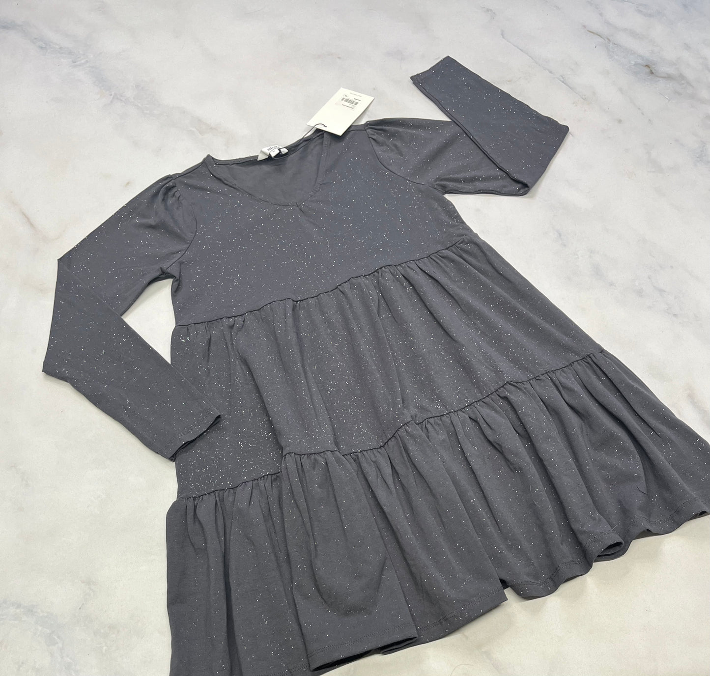 Robe grise avec petit point brillant dans le tissu . Beau coton stretch 10(9-10 ans ) neuve. .