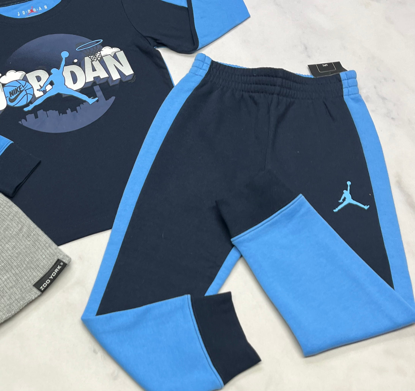 ❄️Ensemble : 2 pièces Jordan neuf! 6(5-6 ans confo )