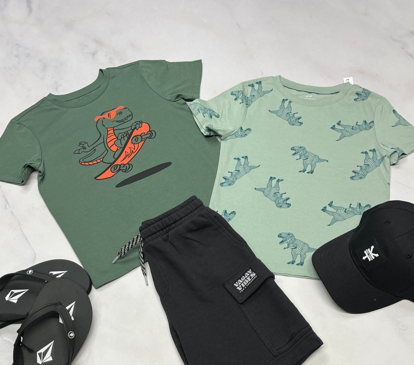 🌵🌵Duo : 1x lot de 2 t-Shirt Dino neuf ! Fait 5 ans les 2. Neuf !