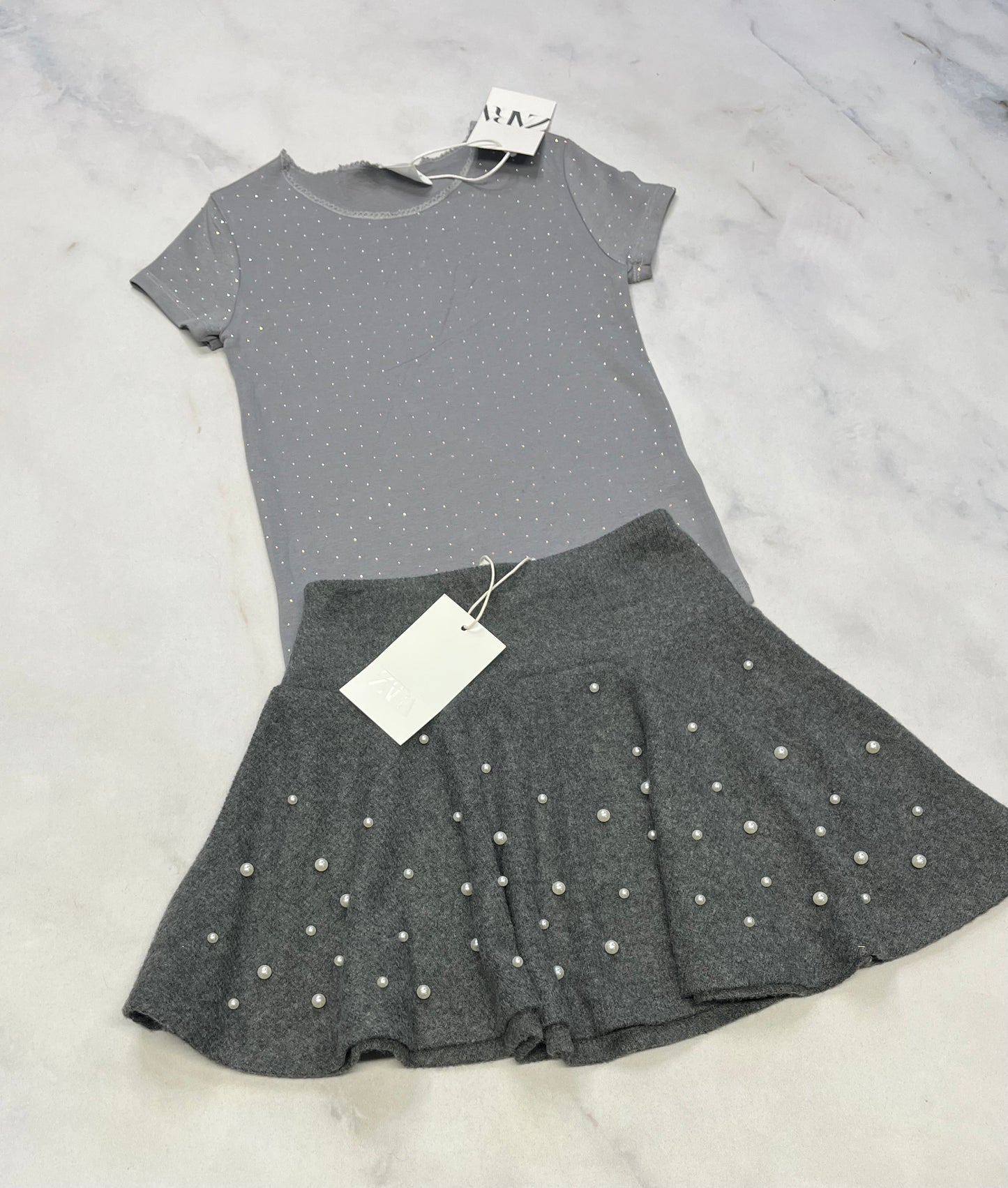 DUO ZARA: Haut gris Zara neuf ! Brillant partout au devant . Fait 7 ans + Jupe douce en tricot : Zara avec perle 6X neuve .