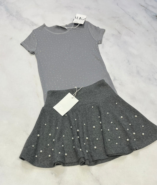 DUO ZARA: Haut gris Zara neuf ! Brillant partout au devant . Fait 7 ans + Jupe douce en tricot : Zara avec perle 6X neuve .