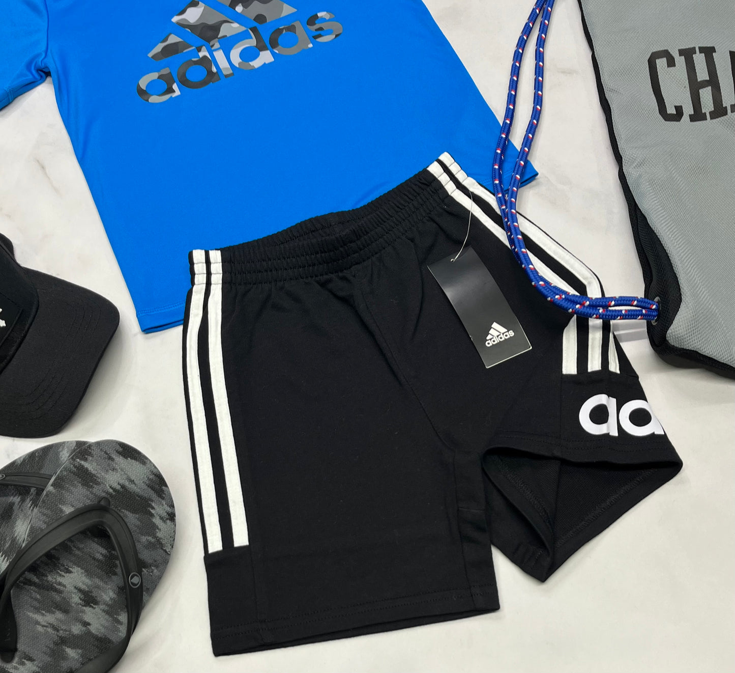 🌴 Short : Adidas en ouaté pas trop mince ni épais . 6(5-6 ans ) garçon neuve