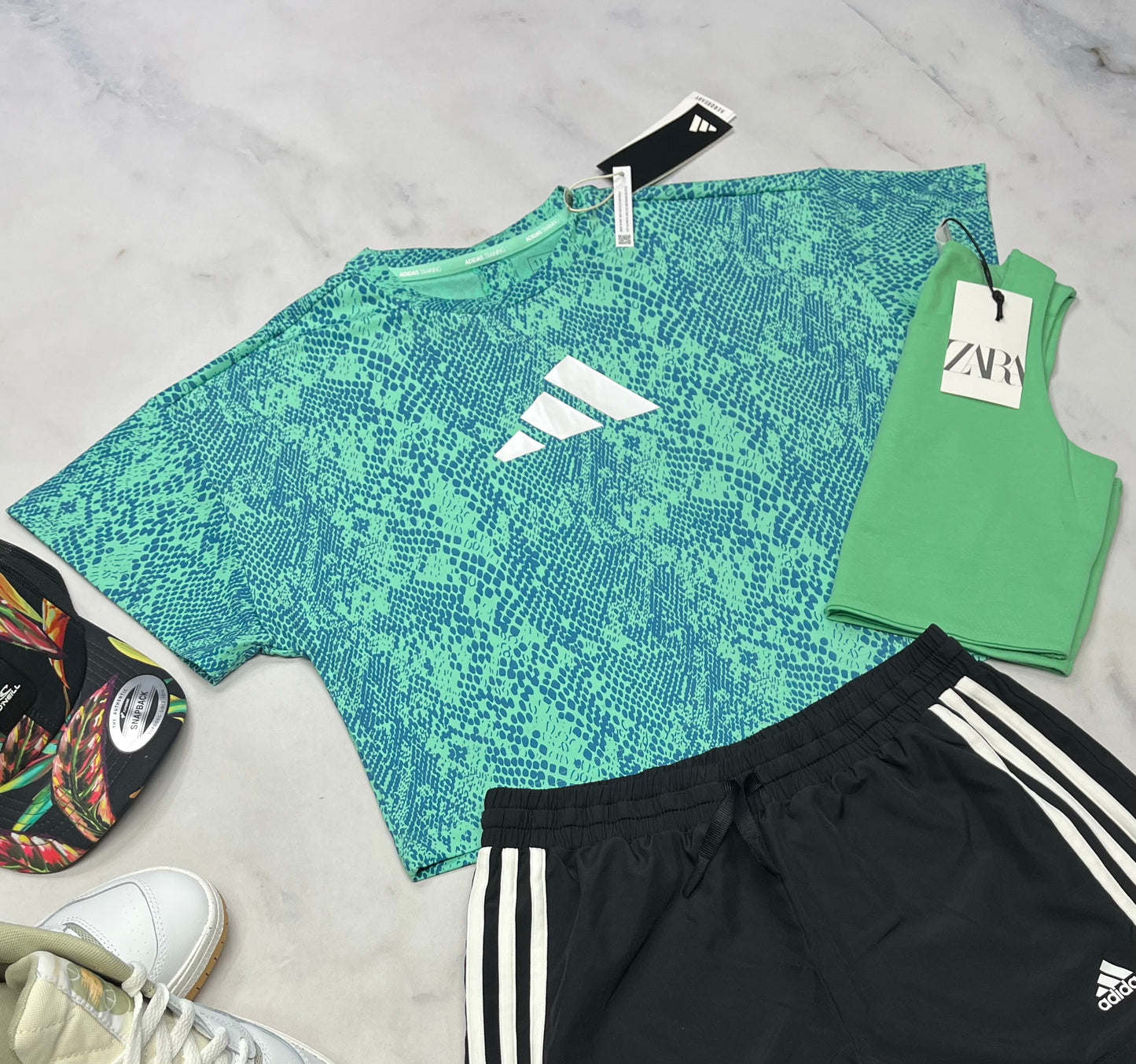 🌴 Manche courte : Adidas en tissu de sport stretch neuf ! Belle ouverture au bas du dos . 10-12 ans fille coupe tendance neuf !