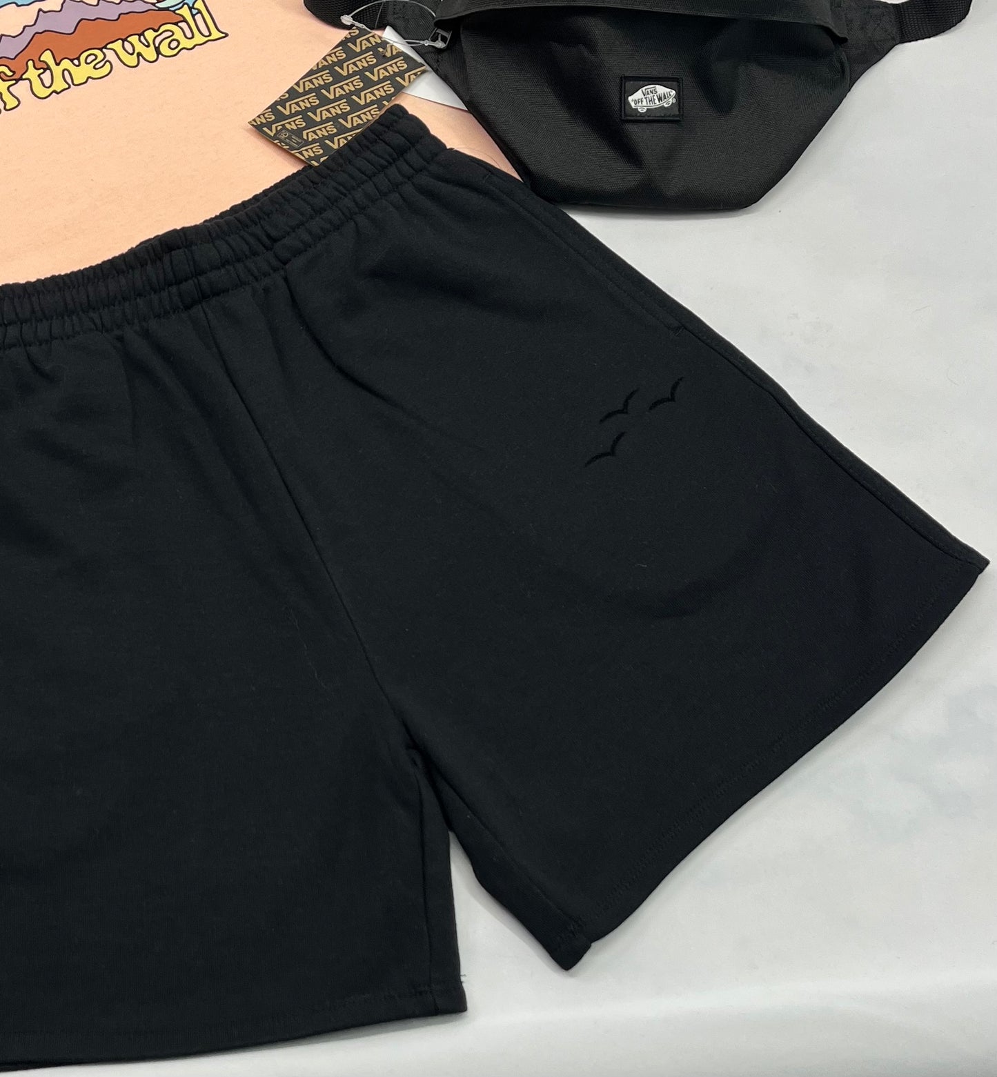 😍 Short ouaté : noir avec mini logo voir photo 2. S/ femme (4-5 ans ) neuve .