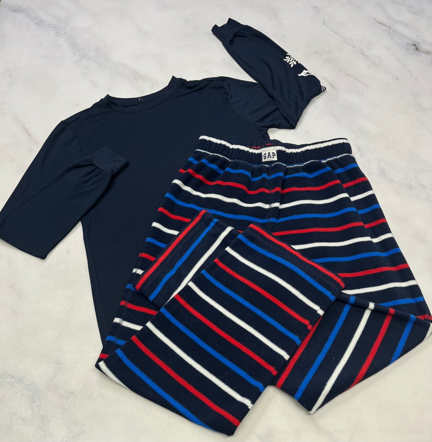 Duo pyjama : Haut soft stretch Tag 12 ans comme neuf + Pantalon en polar Gap 12 ans comme neuf!