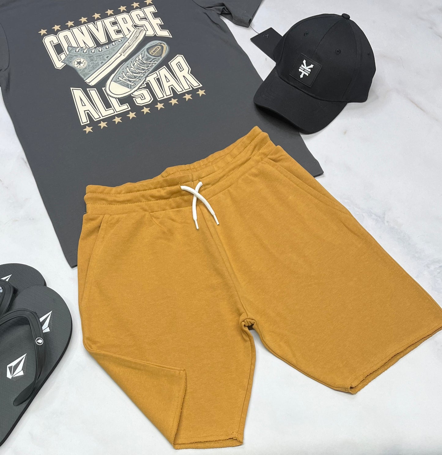 🛹 Bermuda : ocre en ouaté pas trop mince ni épais . 11-12 ans garçon dispo .
