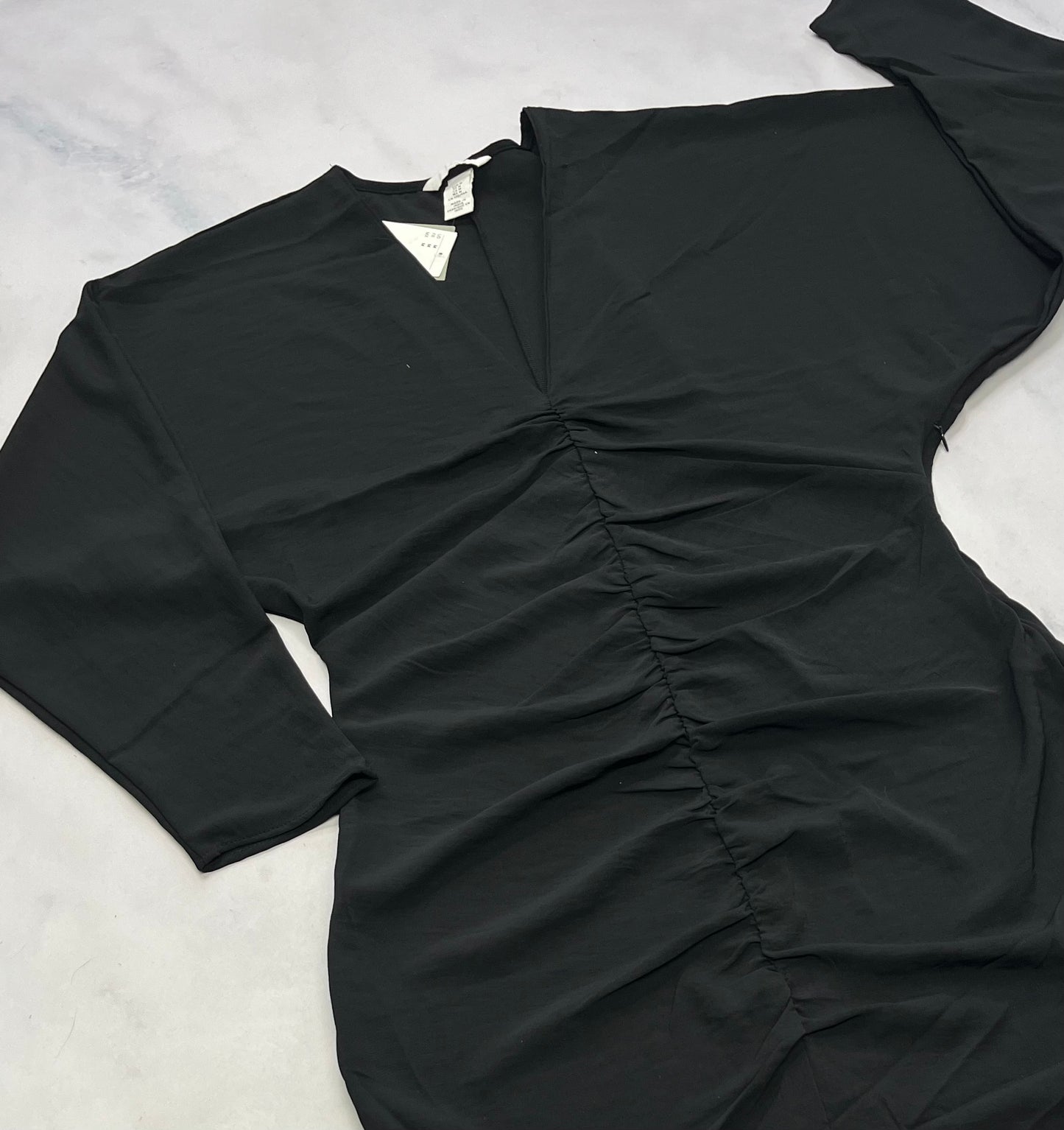 Robe noir : look ample au haut et plissé au devant . M( SM/ femme ) 6-7 ans neuve .