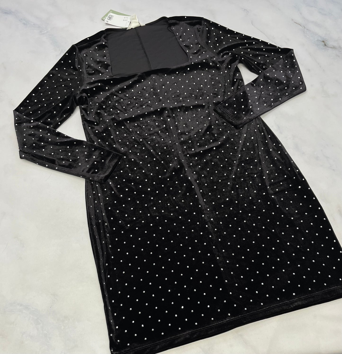 Robe en velour : neuve stretch confo . ( manque 2 brillants en dessous d’une manche ). XL/ femme .