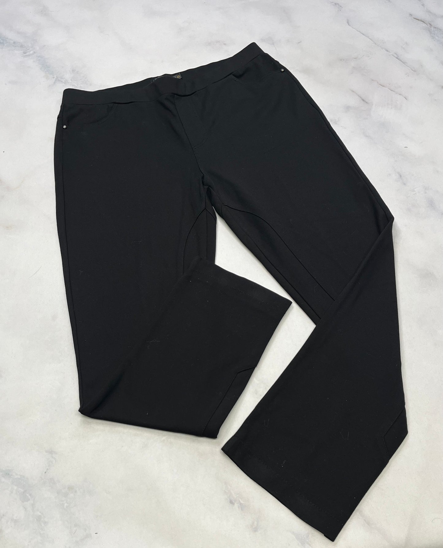 Skinny Jeg. Chic : mou confo. Poches au dos au contour avec brillant . Manque quelques brillant sinon comme neuf! L(11-12 ans ) femme .