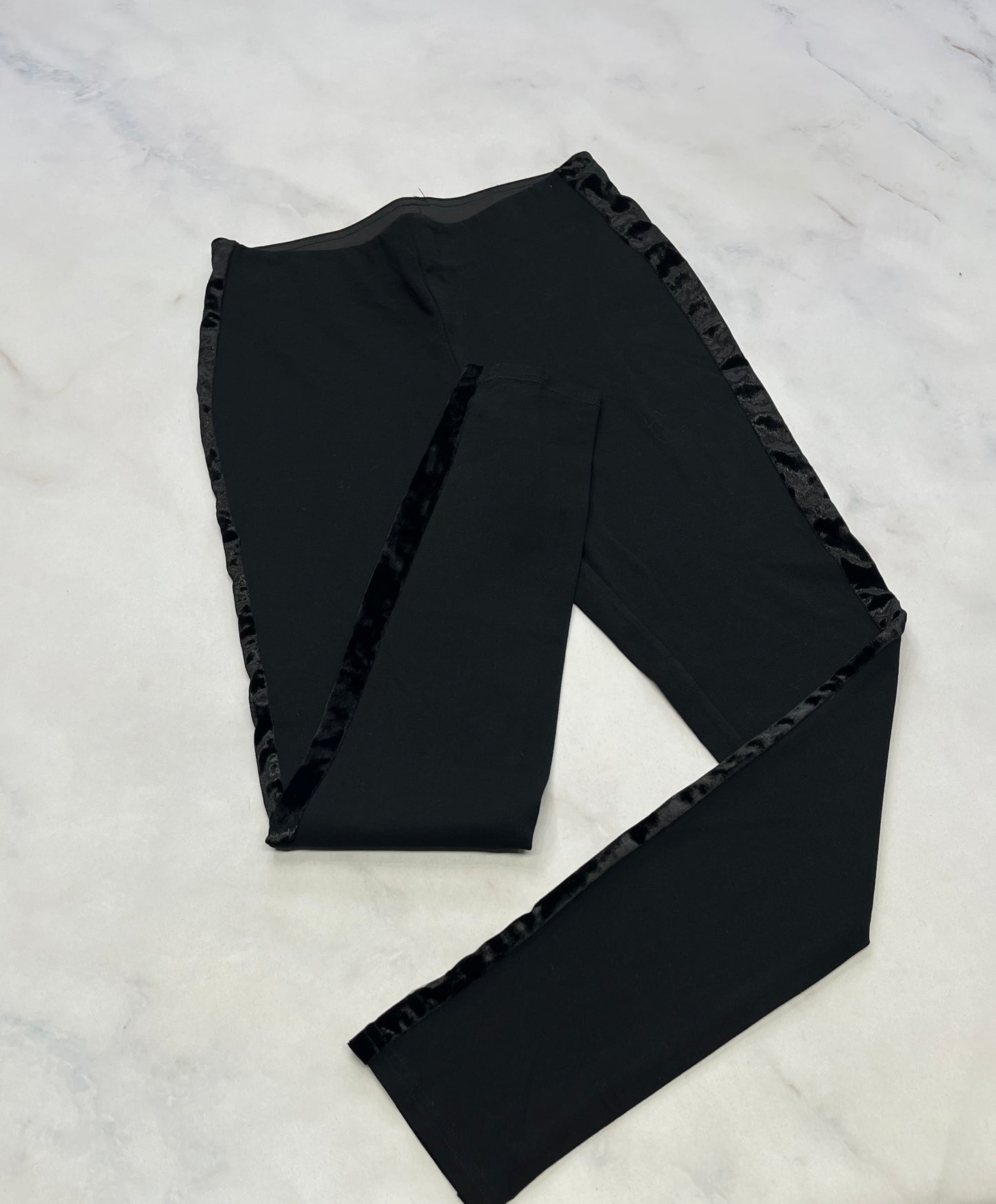 Skinny Jeg.noir : Véro mou confo  . Bande de velour de chaque côtés . Comme neuf ! Taille haute 4( fait 2-3 ans ) femme .