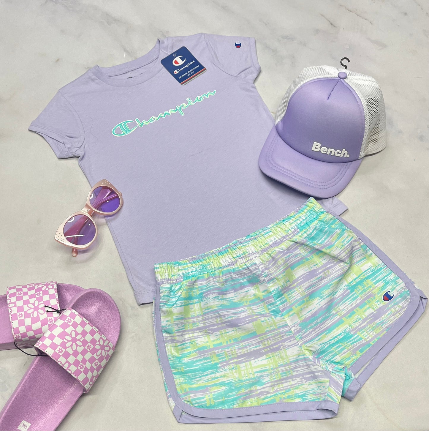 💜 Solde , Ensemble : Champion 2 pièces 6X fille neuf mais ligne flou sur le t-Shirt. Short en tissu sport avec sous culotte int.