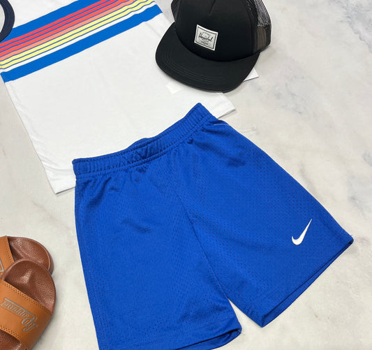 💙 Bermuda : Nike 6 ans en tissu de sport comme neuve .