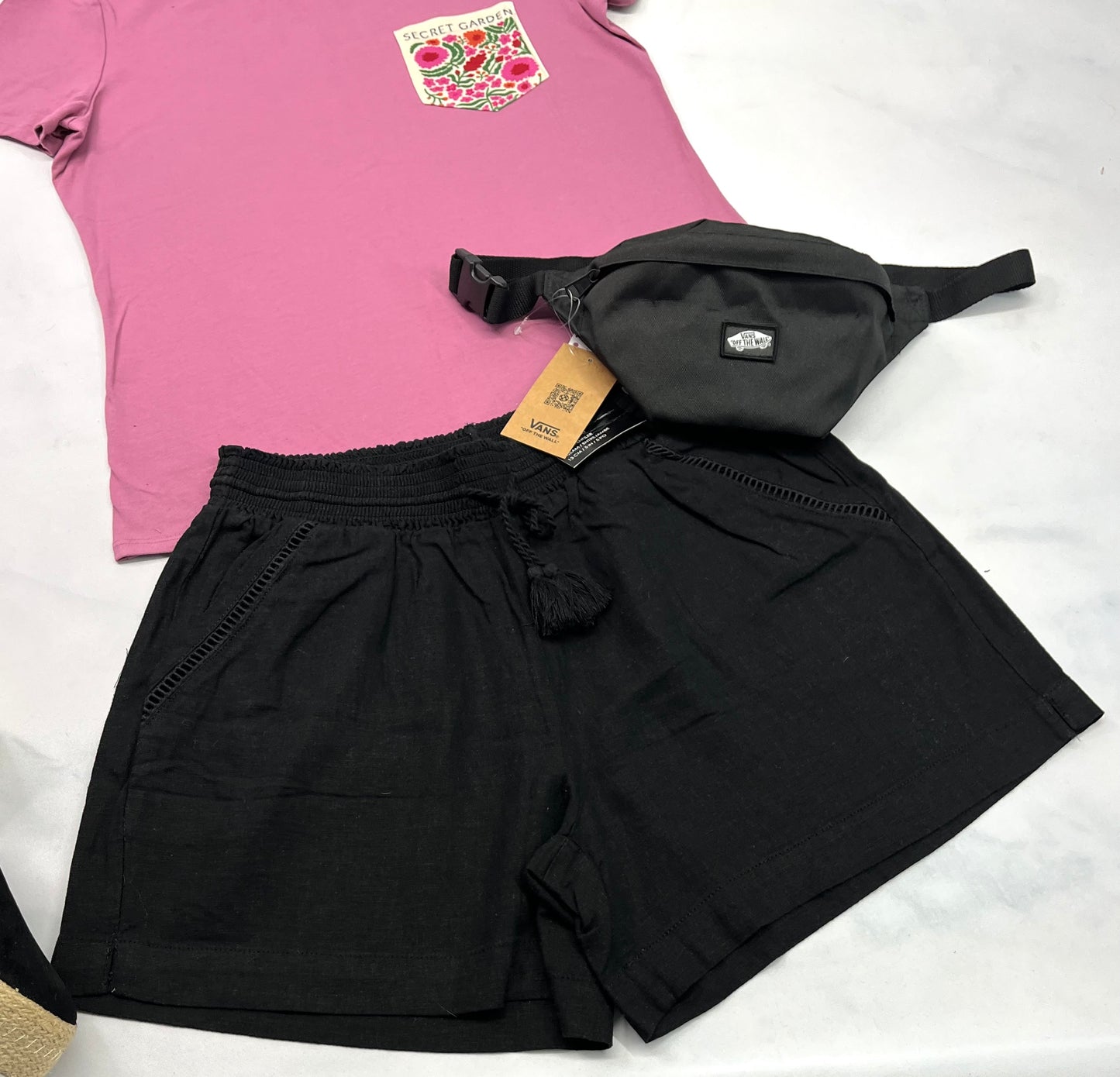 🌷 Short noir : Look lin souple confo . Taille élastique neuve ! Poches sur les côtés . L( fait 10-12 ans ) femme .