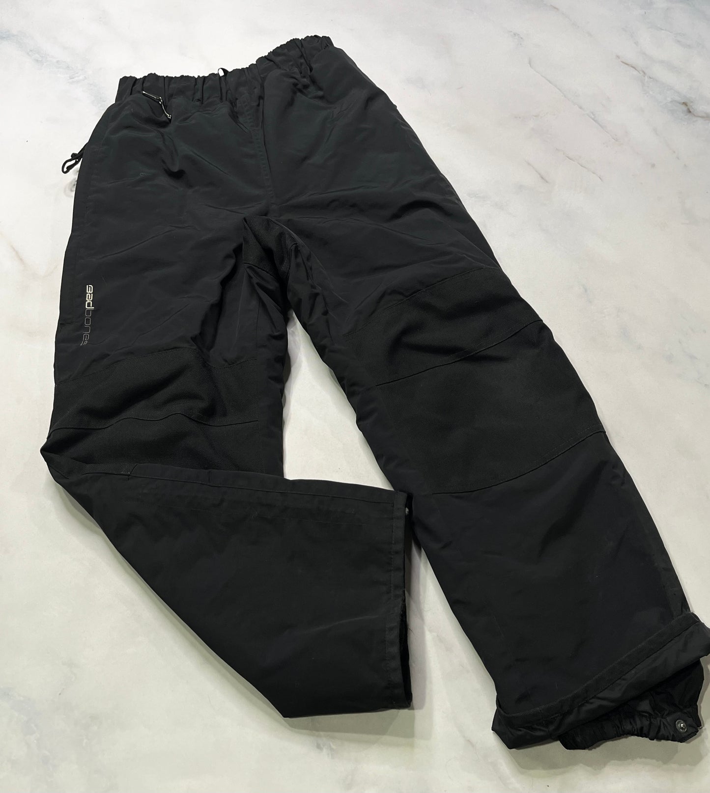 BadBones : Pantalon de neige / hiver chaud ( taille élastique ) qualité ++ renforcit au genoux / fesses . Aucune usure ! L( fait 12-13 ans ) ado.