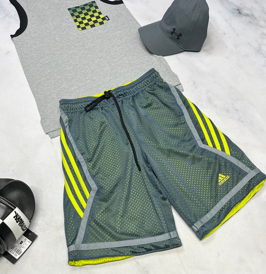 🌴 Bermuda : Adidas 11-12 ( + 12 ans ) réversible garçon . Coté gris comme neuf ! Coté lime comme neuf juste le logo Adidas qui est écaillé.