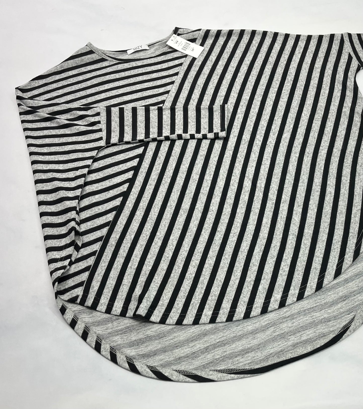 Suzie : Manche longue tout doux coupe : avant bras ajusté et le reste est ample . Superbe ,Neuf ! Small et médium !