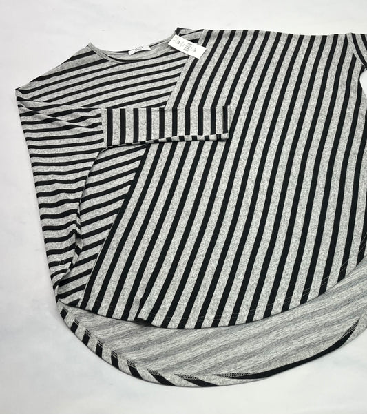 Suzie : Manche longue tout doux coupe : avant bras ajusté et le reste est ample . Superbe ,Neuf ! Small et médium !