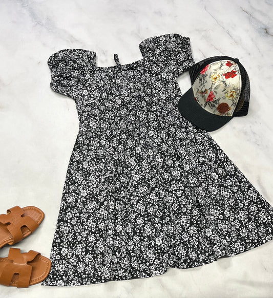 🌷 SOLDE : Robe fleurir stretch 10-12 ans neuve mais du rouge pâle dans le tissu au niveau de la découpe de la taille .