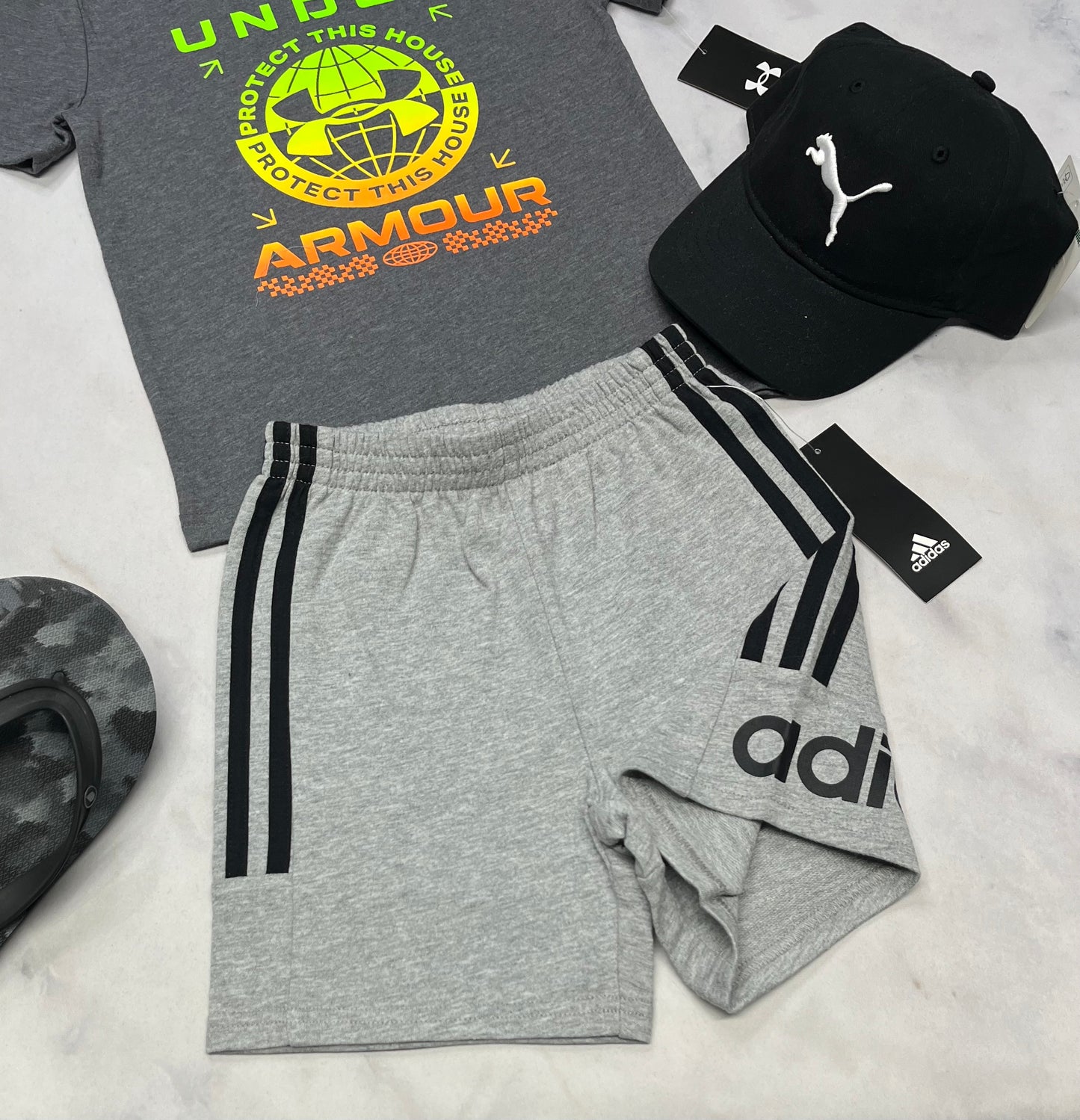 🌵 Bermuda : gris Adidas en ouaté pas trop épais 5 ans garçon neuf !